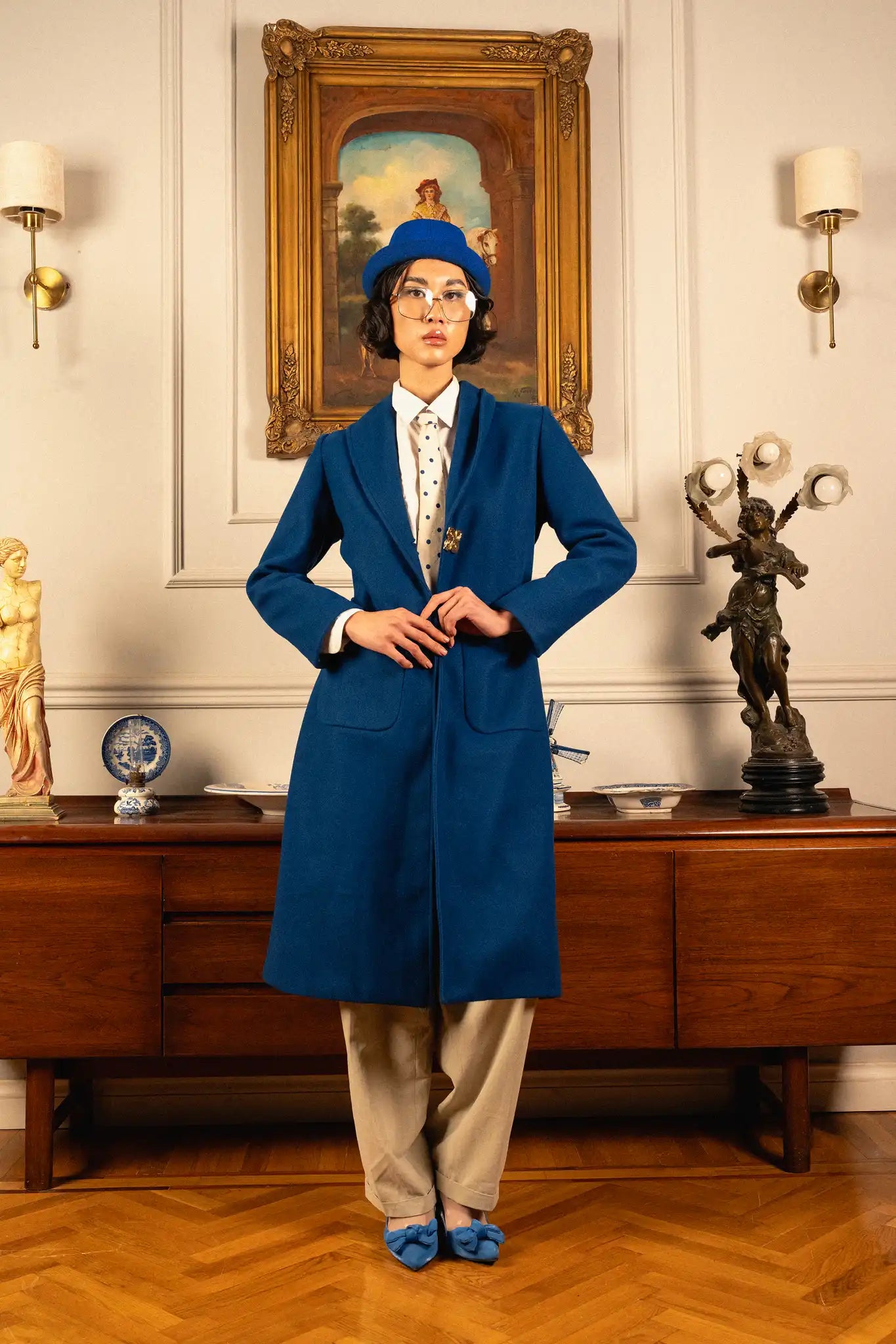Elegant bleu royal coat featuring a rich blue color and refined silhouette