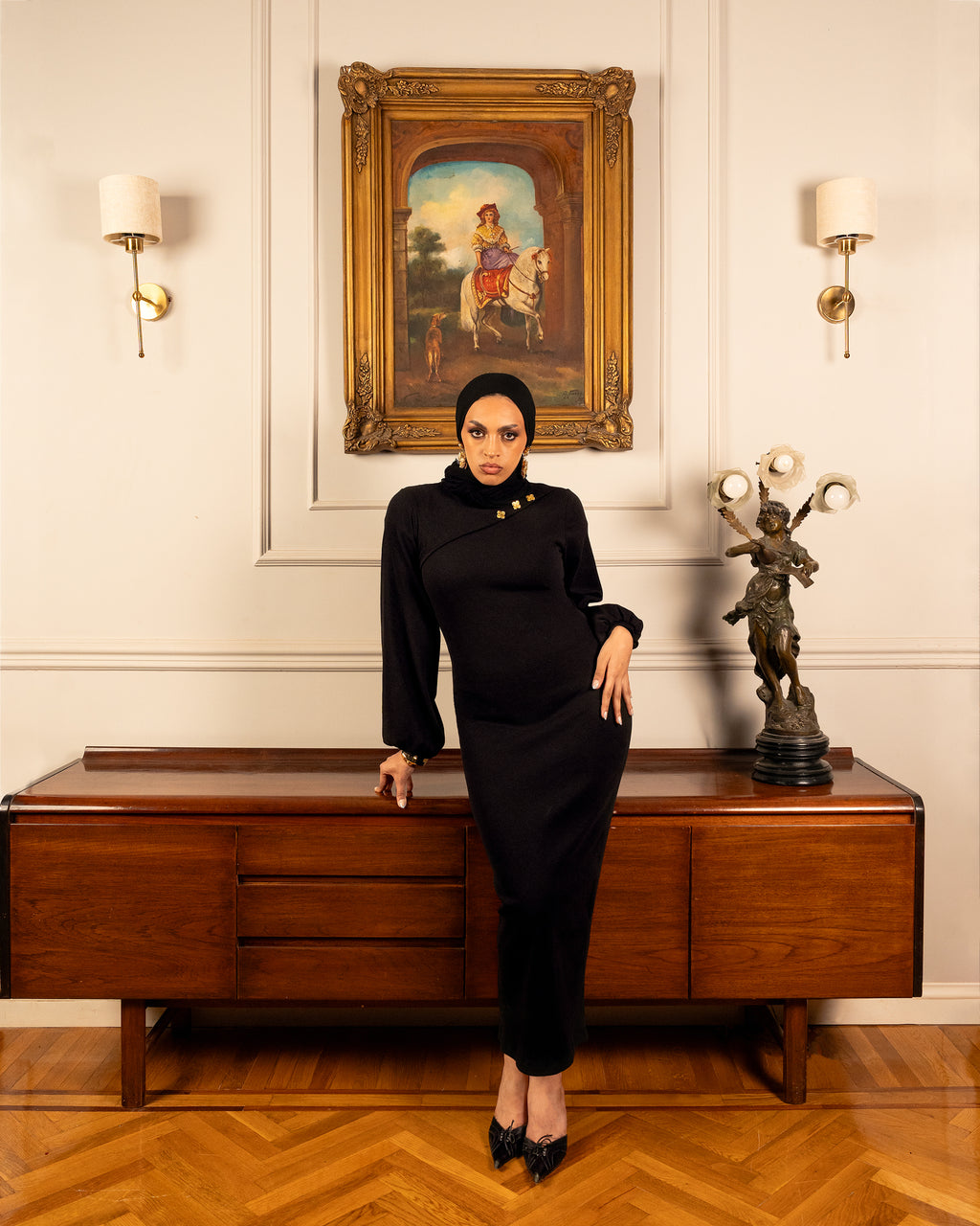 Elegant black dress with a classic and versatile design