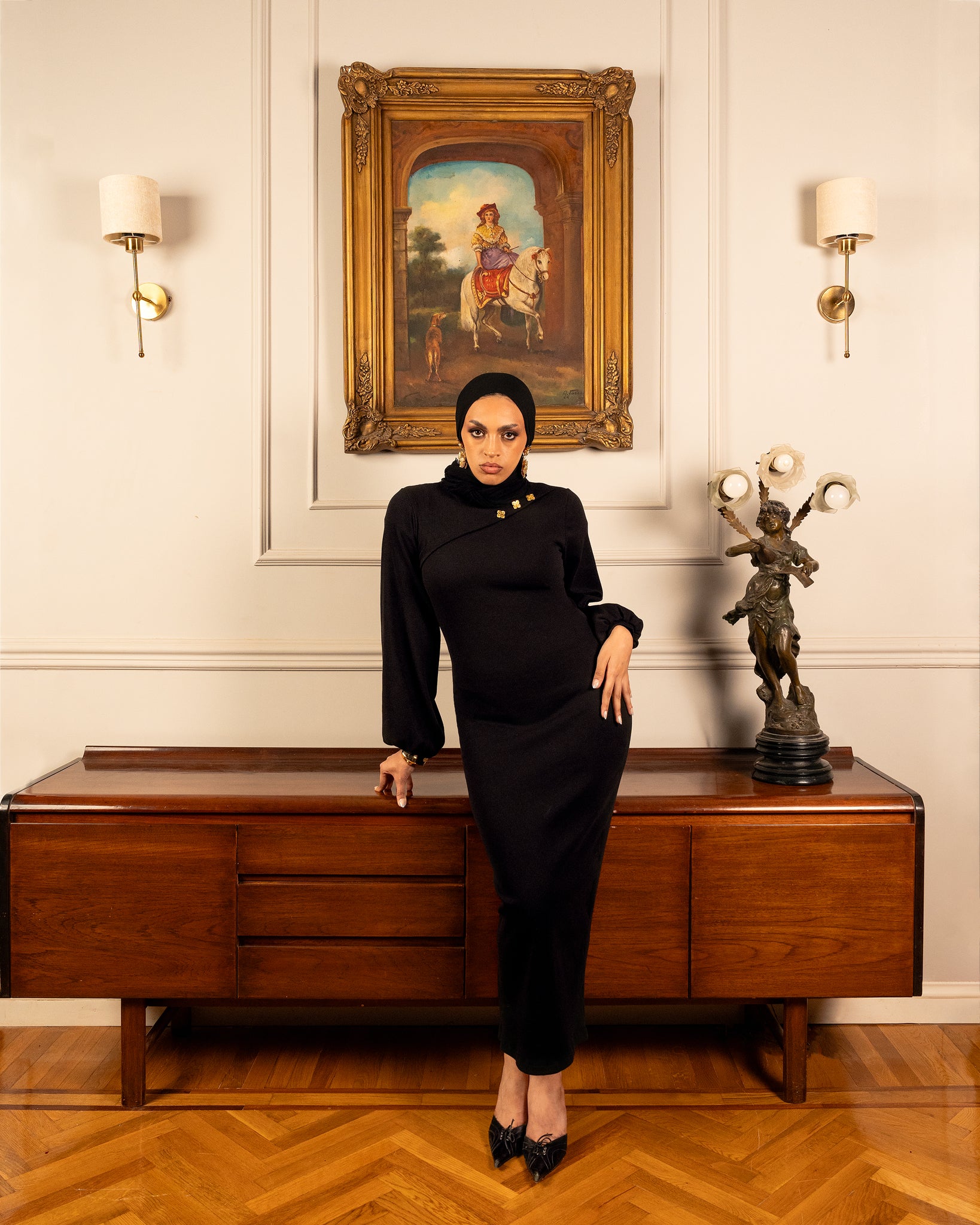 Elegant black dress with a classic and versatile design