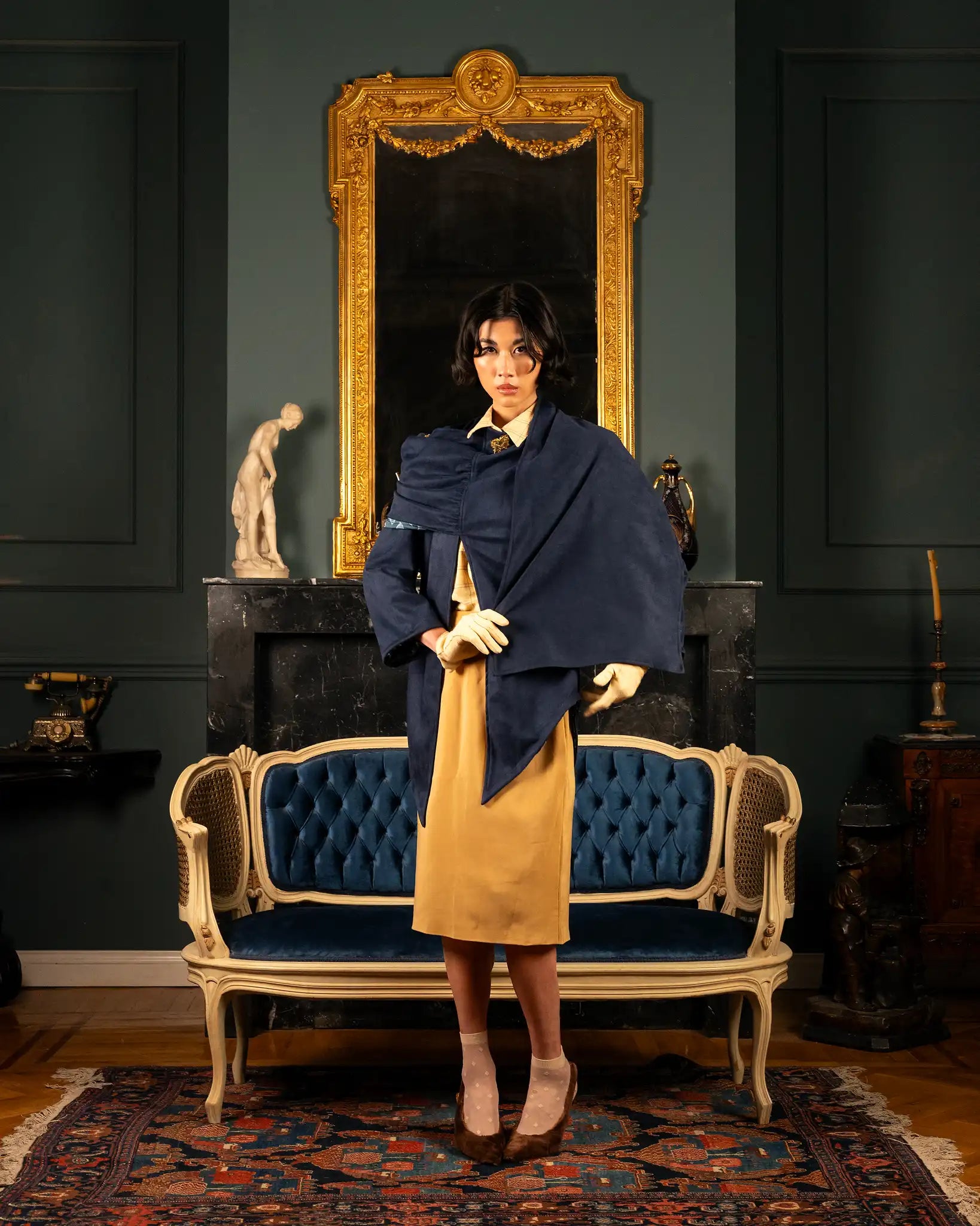 Elegant dark blue cape with a refined and commanding design