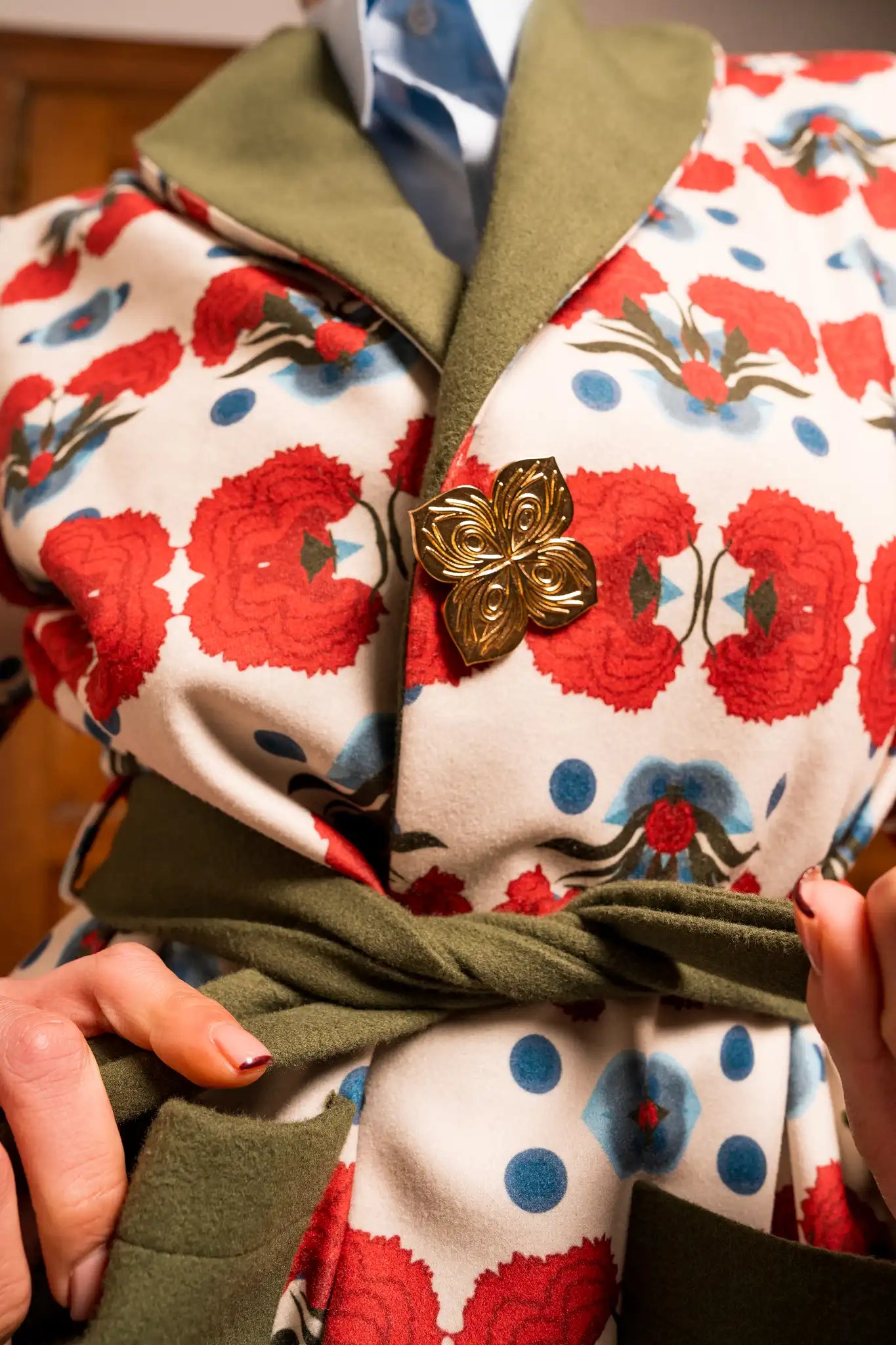 Rosette coat featuring soft floral details and a vintage-inspired silhouette, designed with elegant and distinctive character